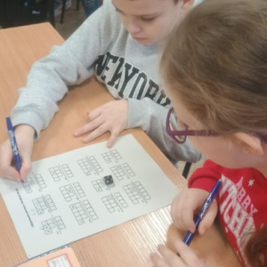 Uczniowie z klasy 4a podczas lekcji w ramach innowacji "Matematyka w kostkę"
