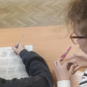 Uczniowie z klasy 4a podczas lekcji w ramach innowacji "Matematyka w kostkę"