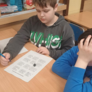 Uczniowie z klasy 4a podczas lekcji w ramach innowacji "Matematyka w kostkę"