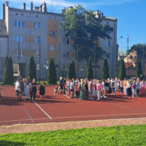 Próbna ewakuacja - społeczność szkolna zebrała się na boisku szkolnym