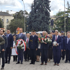 Prezydent Miasta Tarnowa z delegacjami składa kwiaty pod Pomnikiem Ofiar Stalinizmu