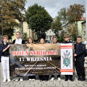 Uczniowie XX LO z plakatem podczas obchodów Dnia Sybiraka w Tarnowie