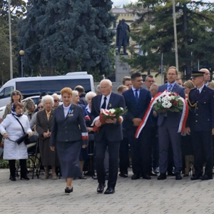 Sybiracy składają kwiaty pod Pomnikiem Ofiar Stalinizmu