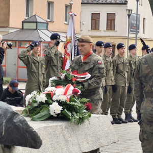 Składanie kwiatów pod Pomnikiem Ofiar Stalinizmu