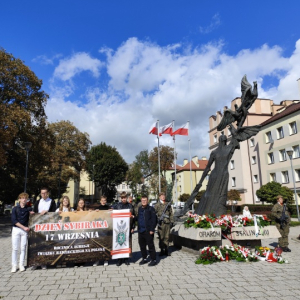 Uczniowie XX LO z plakatem podczas obchodów Dnia Sybiraka w Tarnowie przed Pomnikiem Ofiar Stalinizmu
