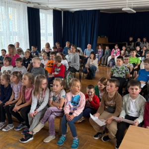 Ogólnopolski Dzień Głośnego Czytania 2025 w ZSO 6 - uczniowie czytają fragmenty książek na auli szkolnej