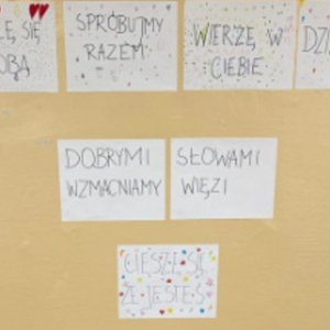 Słowa budujące dobre relacje - wystawa prac dzieci z klasy 3
