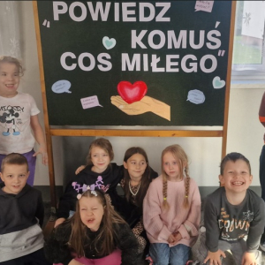 Uczniowie SP25 podczas akcji Powiedz komuś coś miłego