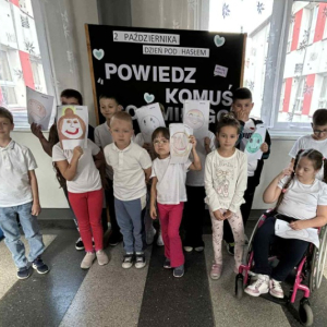Uczniowie SP25 podczas akcji Powiedz komuś coś miłego