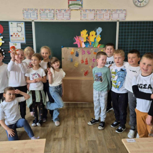 Uczniowie SP25 podczas akcji Powiedz komuś coś miłego