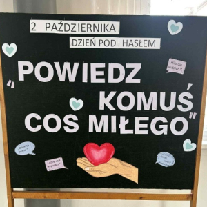 Gazetka na korytarzu głównym - hasło Powiedz komuś coś miłego
