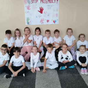 Uczniowie SP25 podczas akcji Powiedz komuś coś miłego