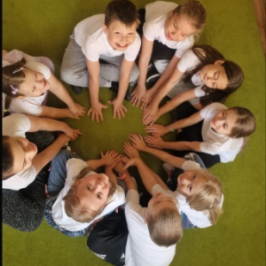 Uczniowie SP25 podczas akcji Powiedz komuś coś miłego