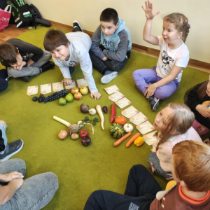 Uczniowie z klasy 2a podczas zajęć o darach jesieni