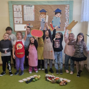 Uczniowie z klasy 2a podczas zajęć o darach jesieni