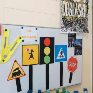 Odblaskowe miasto w klasie 5b i plakat "Noś odblaski"