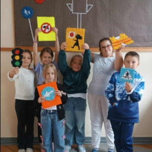Uczniowie z wykonanymi przez siebie znakami drogowymi