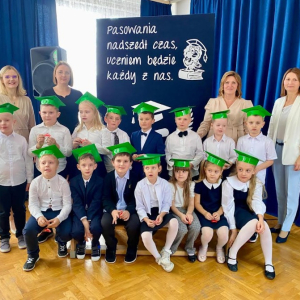 Ślubowanie klas pierwszych SP 25 - klasa 1b z Dyrekcją i wychowawczyniami