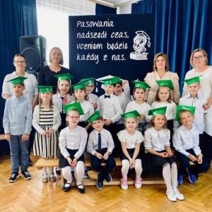 Ślubowanie klas pierwszych SP 25 - klasa 1a z Dyrekcją i wychowawczyniami