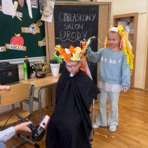 Odblaskowy salon urody w klasie 2b