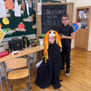 Odblaskowy salon urody w klasie 2b