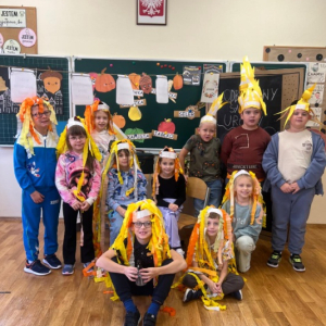 Uczniowie z klasy 2b w odblaskowych fryzurach