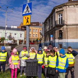 Uczniowie z klasy 1a rozpoznają znaki drogowe podczas spaceru. Fot. Chwila w Kadrze - Marcin Sieradzki
