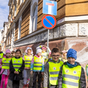Uczniowie z klasy 1a rozpoznają znaki drogowe podczas spaceru