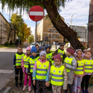 Uczniowie z klasy 1a rozpoznają znaki drogowe podczas spaceru