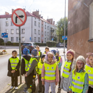Uczniowie z klasy 1a rozpoznają znaki drogowe podczas spaceru