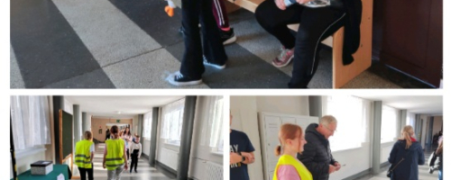 Klasa 4 rozdaje seniorom ulotki o bezpieczeństwie na drodze