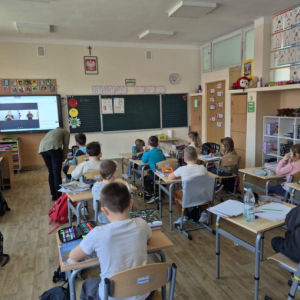Klasa 1b uczestniczy w lekcji online "Sieciaki.pl - nadużywanie ekranów"