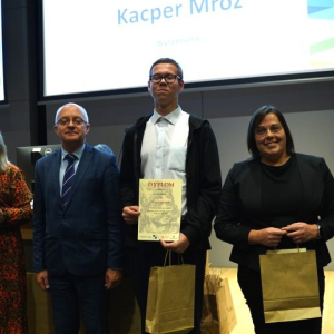 Kacper Mróz na gali w Auditorium Maximum Uniwersytetu Jagiellońskiego odbiera nagrodę