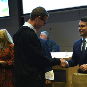 Kacper Mróz odbiera nagrodę w Krakowie