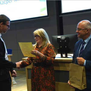 Kacper Mróz odbiera nagrodę za komiks "Bolesław Chrobry Komiksem Pisany - Tworzymy historię"