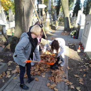 Wolontariuszki porządkują Stary Cmentarz