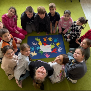 Praca plastyczna wykonana przez uczniów z klasy trzeciej w ramach kampanii "Dzieciństwo bez przemocy"