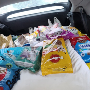 Zebrane karmy i inne rzeczy są zapakowane do auta