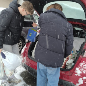 Uczniowie ZSO6 pakują zebrane rzeczy do auta