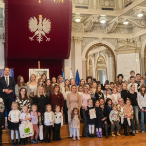 Podsumowanie akcji "Sprzątanie świata" - Uroczystość wręczenia nagród w Sali Lustrzanej - zdjęcie zbiorowe