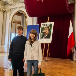 Podsumowanie akcji "Sprzątanie świata" - Uczniowie ZSO6 odbierają nagrody dla szkoły