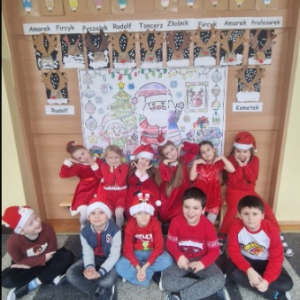 Mikołajkowa praca plastyczna uczniów z klasy 2a