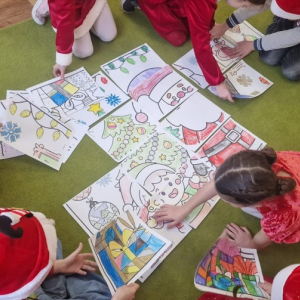 Dzieci z klasy 2a wykonują mikołajową pracę plastyczną