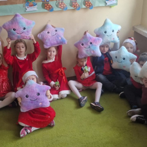 Dzieci z klasy 2a z mikołajowymi prezentami