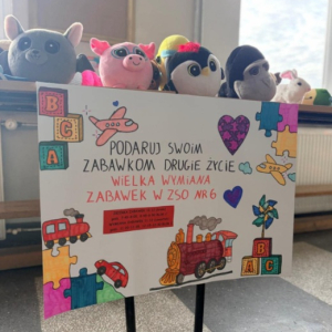 Podaruj zabawkom drugie życie - zabawki i plakat