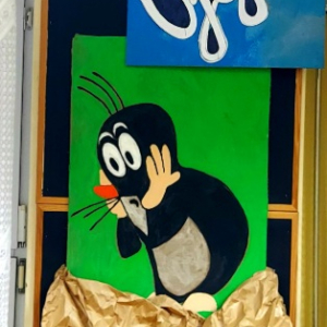 Krecik na gazetce na świetlicy szkolnej