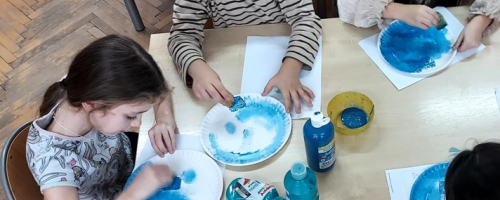 „Zima na talerzu, czyli wspólnie lepimy papierowe bałwany.”