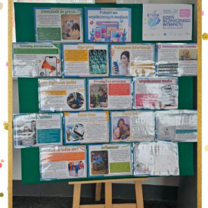 Dzień Bezpiecznego Internetu 2026 w naszej szkole - gazetka na korytarzu głównym