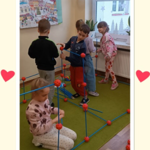 dzieci podczas zajęć "Współpraca w grupie"