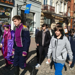 Obchody 696 rocznicy lokacji Tarnowa - nasi uczniowie idą ulicą Wałową